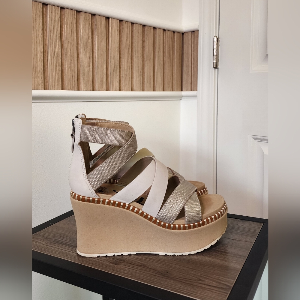 OTBT Pavillion Wedge Sandles Size 9 Never Worn Tan Beige